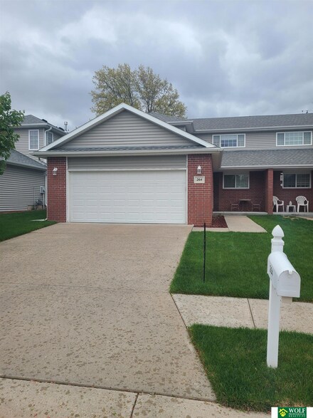 264 S 77th St, Lincoln, NE 68510