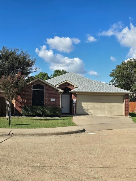 3016 Huntington Ct, Waxahachie, TX 75165