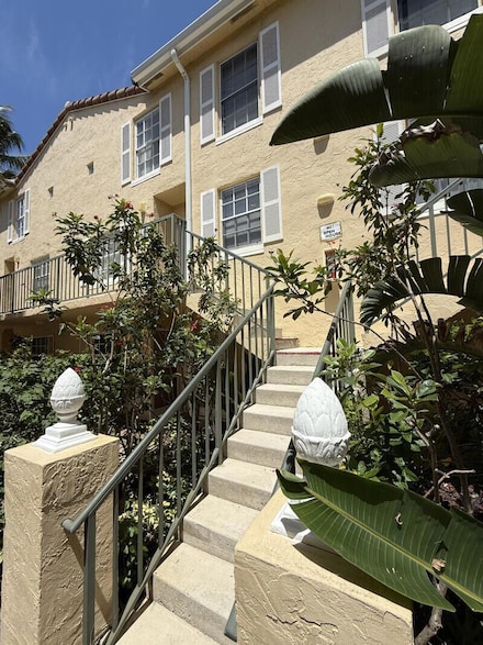1015 Lake Shore Dr Unit 203, West Palm Beach, FL 33403