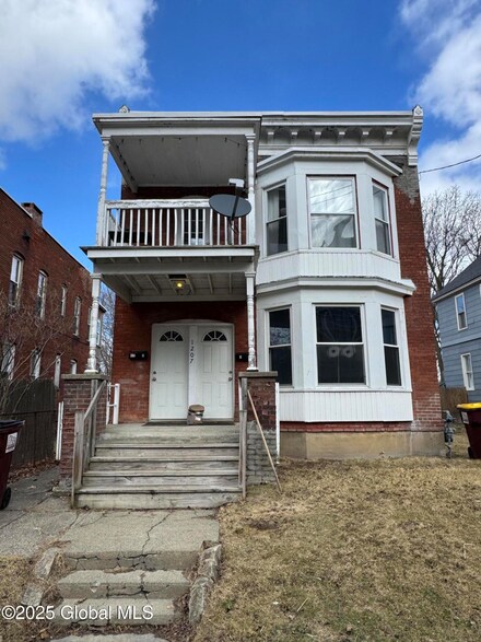 1207 Hutton St, Troy, NY 12180