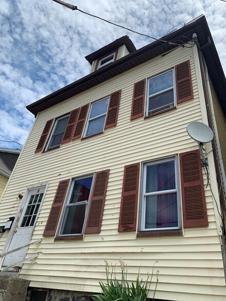 9 Salem St, Salem, MA 01970