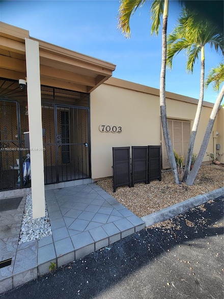 7003 Crown Gate Ct, Miami Lakes, FL 33014