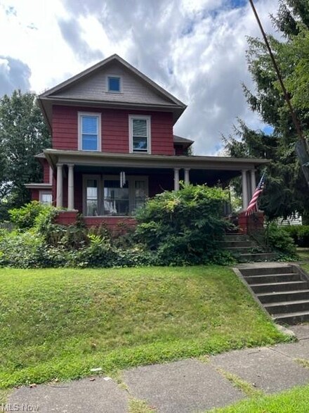 821 Chestnut St, Coshocton, OH 43812