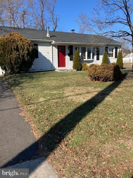 7 W Laurel Rd, Stratford, NJ 08084