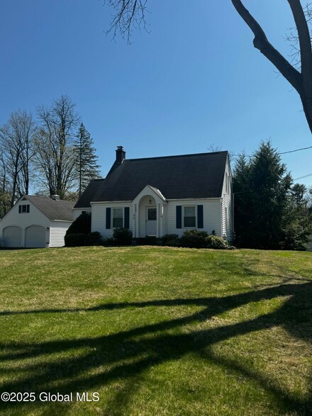 33 Maple Rd, Voorheesville, NY 12186