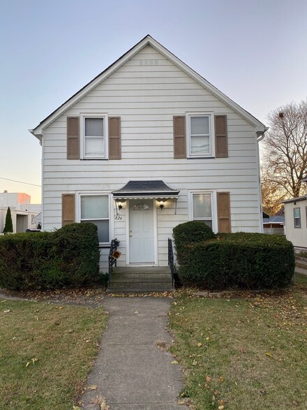 826 E Washington St, Joliet, IL 60433