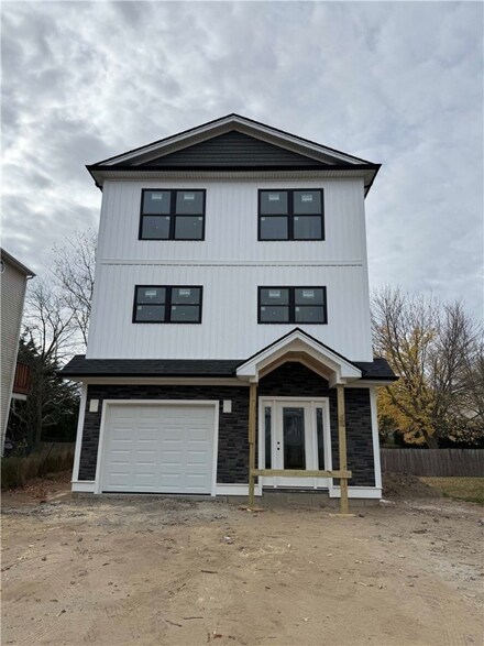 33 Dundas Ave, Warwick, RI 02889