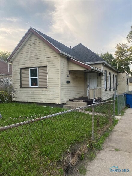 1102 Harding Dr, Toledo, OH 43609