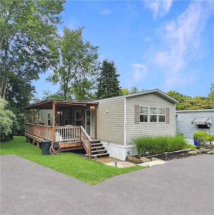 626 Newport Ln, Imperial, PA 15126