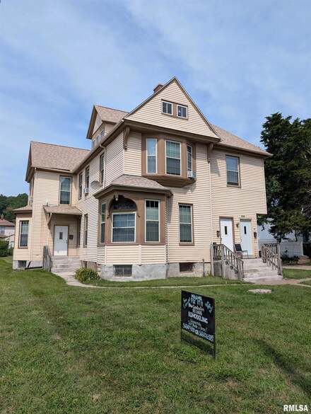 2324 W 3rd St, Davenport, IA 52802