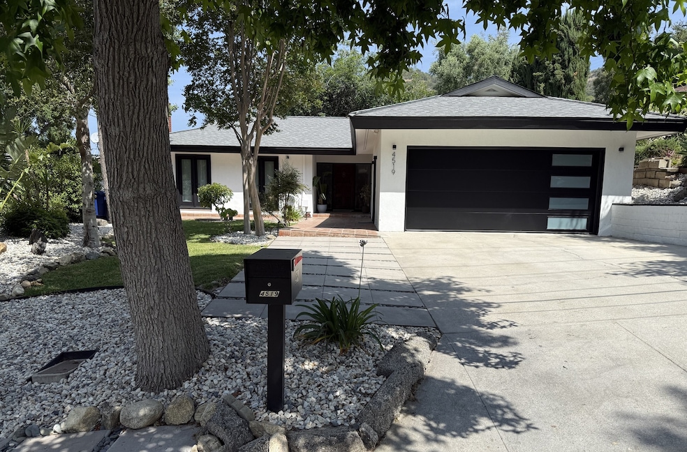 This California residence is surrounded by a "zone zero" buffer. (Insurance Institute for Business and Home Safety)