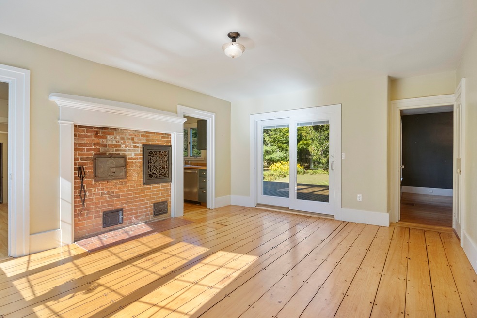 Pumpkin pine floors line the room in this 19th-century Maine farmhouse. (Dream Home Shots)