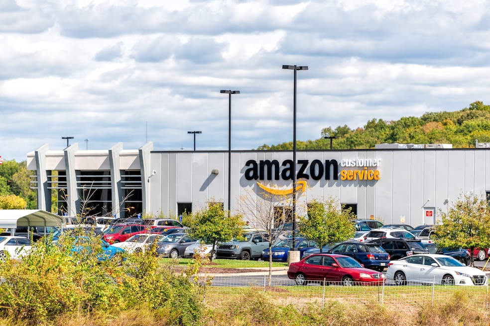 Amazon Tariff Controversy: Trump vs Bezos Price Labels, Politics, and Power Play 1 Amazon Tariff