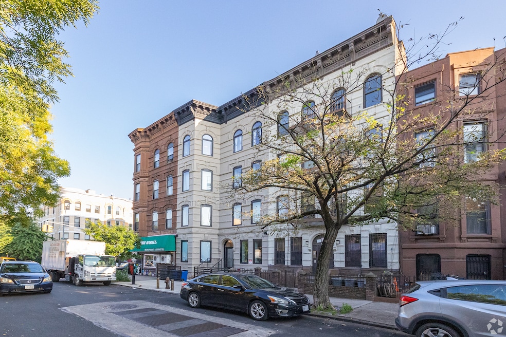 A neighborhood shot of Bedford-Stuyvesant, Brooklyn — where New York City officials are building a cooperative development. (CoStar)