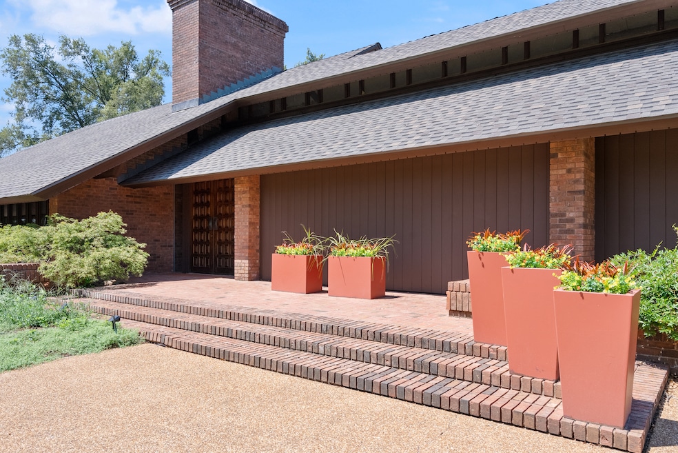 A home designed by Frank Lloyd Wright student E. Fay Jones in Clarksdale, Mississippi, is listed for $799,900. (Tobie Town Media)