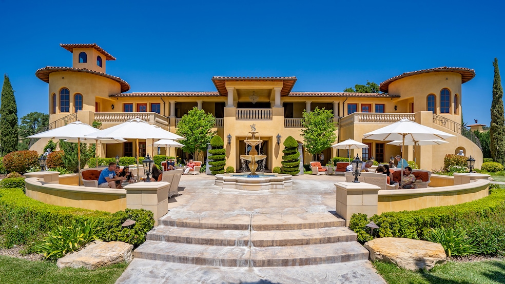 Each of the two owners has a residence at Villa San-Juliette with a winery located in between. (Elite Auctions) 