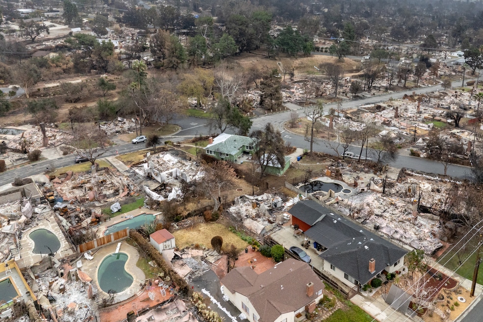 In Los Angeles, wildfires reduced Altadena homes to ash. (Kalina Mondzholovska/CoStar)
