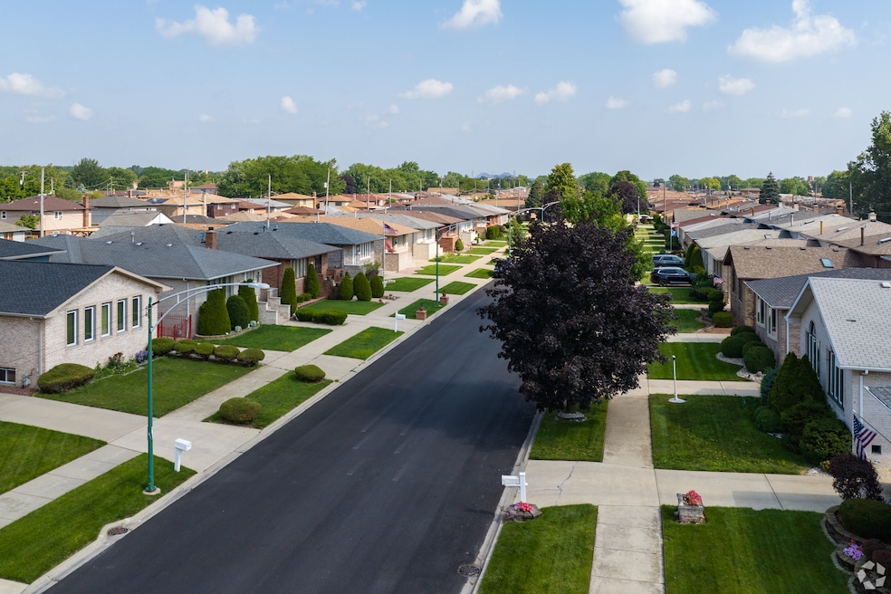 Low aerial view of bungalow-style homes in East Side, Chicago. (Robert Gigliotti/CoStar)
