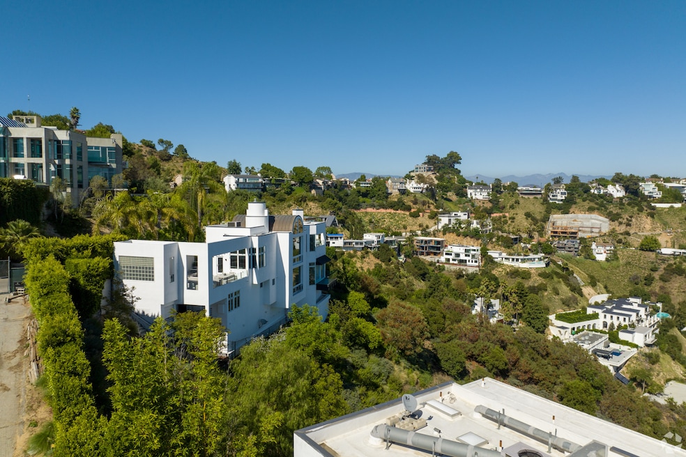 Houses on a hillside in Los Angeles. (Christopher Montagne-Waggoner/CoStar)