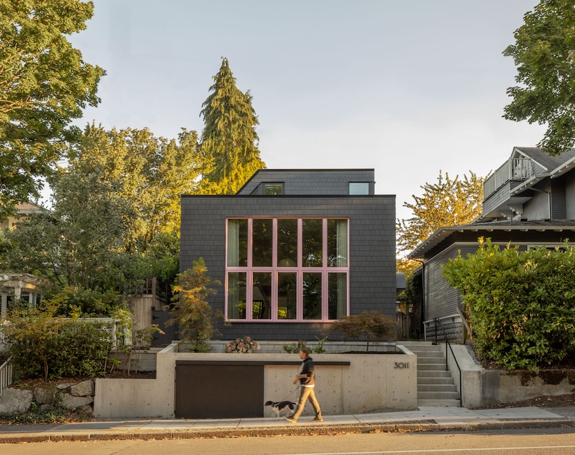The narrow structure sits on a hill in Seattle. (Rafael Soldi)