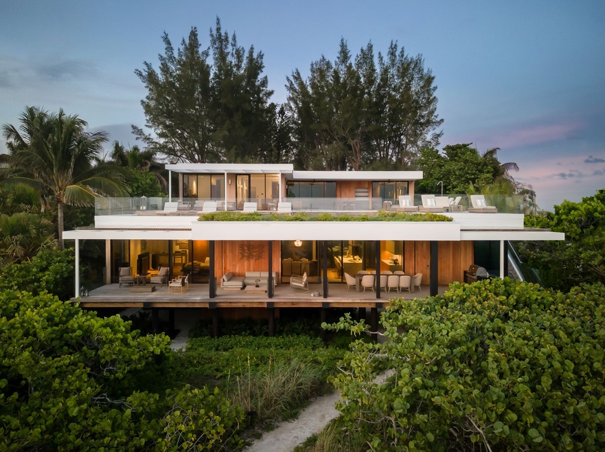 For Gulf Gardens in Longboat Key, Florida, the existing wood structure was topped with a green roof and pool. (Ryan Gamma)