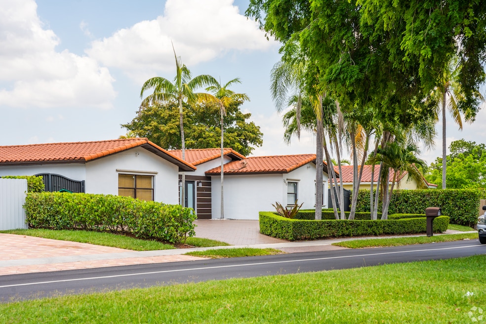 The median-priced Miami-area residence now pays an average of $920 per month for home insurance. (Daniele Giuseppe Del Gaudio/Homes.com)