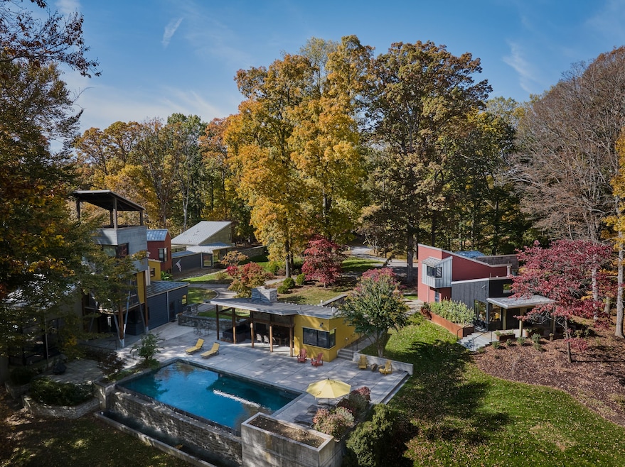 Reader and Swartz Architects expanded the existing guest house, seen to the right, on this Fernau and Hartman-designed West Virginia property. (Prakash Patel Photography)