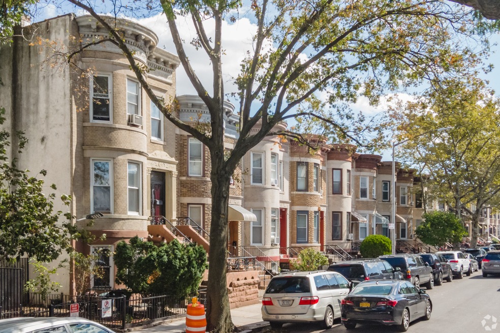 Houses in Brooklyn's Sunset Park neighborhood. (Perez Folds/CoStar)