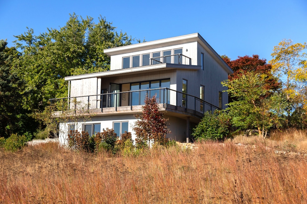 A native coastal meadow surrounds this home in Rockport, Massachusetts. (Cristian Umana/Offshoots)