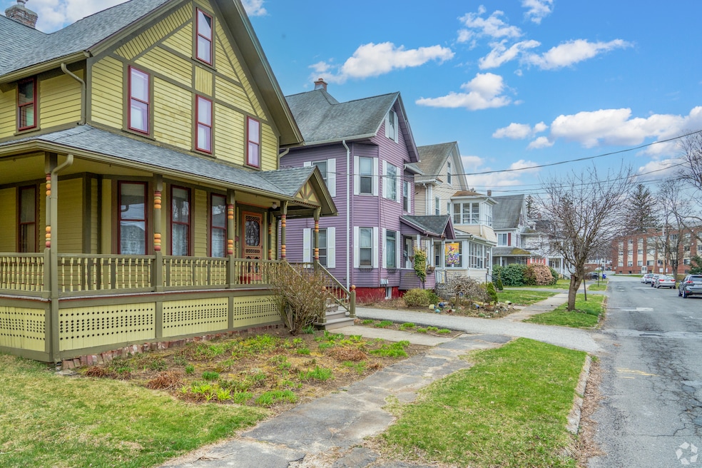 Nearly 20% of outstanding mortgages carried rates above 6% in the first quarter, according to Oxford Economics. (Matt Barrett/CoStar)