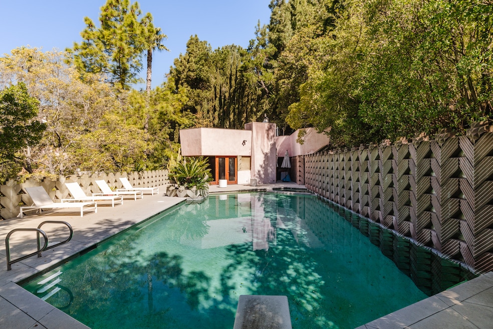 Eric Wright, grandson of Frank Lloyd Wright and son of Lloyd Wright, added a pool and pool house to the property in 1991, Silver said. (Neue Focus)
