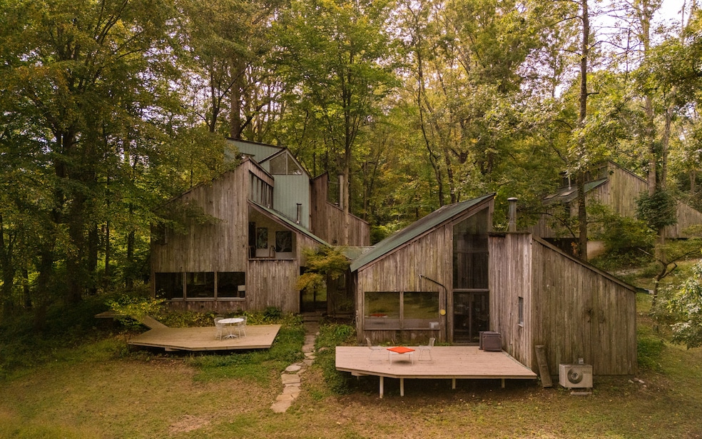 Builder Robert McElroy construction the home at 36 Rabbit Run Road in Malvern, Pennsylvania, in 1975. (Thomas Donkin)