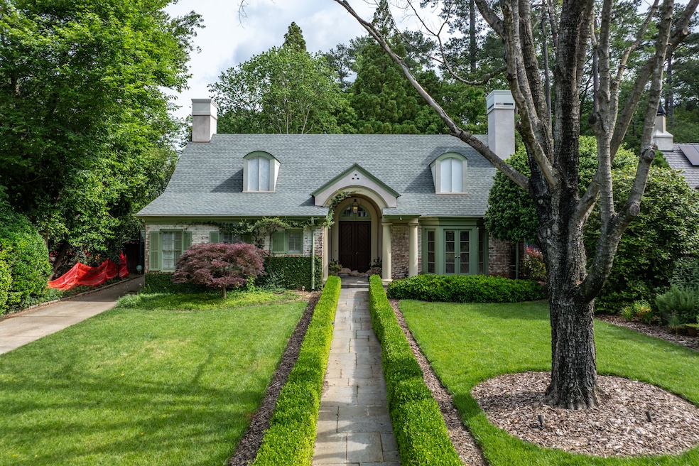 Mortgage applications decreased 1.2 percent from one week earlier,&nbsp;according to the Mortgage Bankers Association. Refinancings fell 7% from the previous week but were 37% higher compared with one year ago. (Isaiah Buchanan/Homes.com)