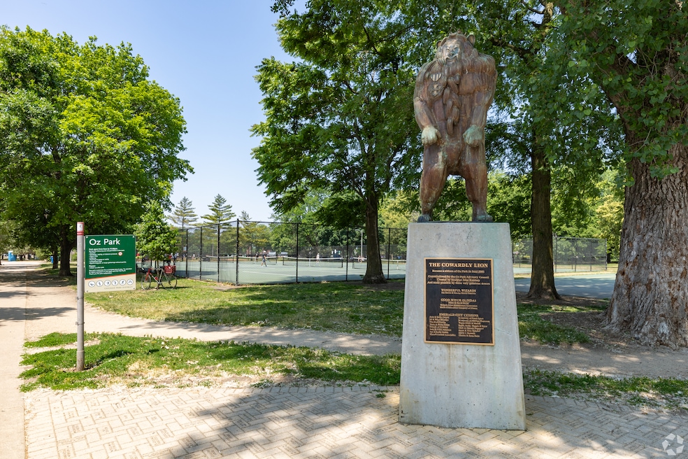 A block south of Oz Park in the Chicago neighborhood of Lincoln Park is a small pocket that attracts the city's upper echelon. (Robert Gigliotti/CoStar)