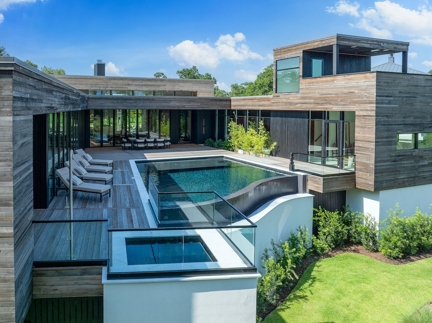 Barth wanted the pool to be the house's focal point, so he built two wings on the sides. (Tom Peterson/Lemonstripe Photography)