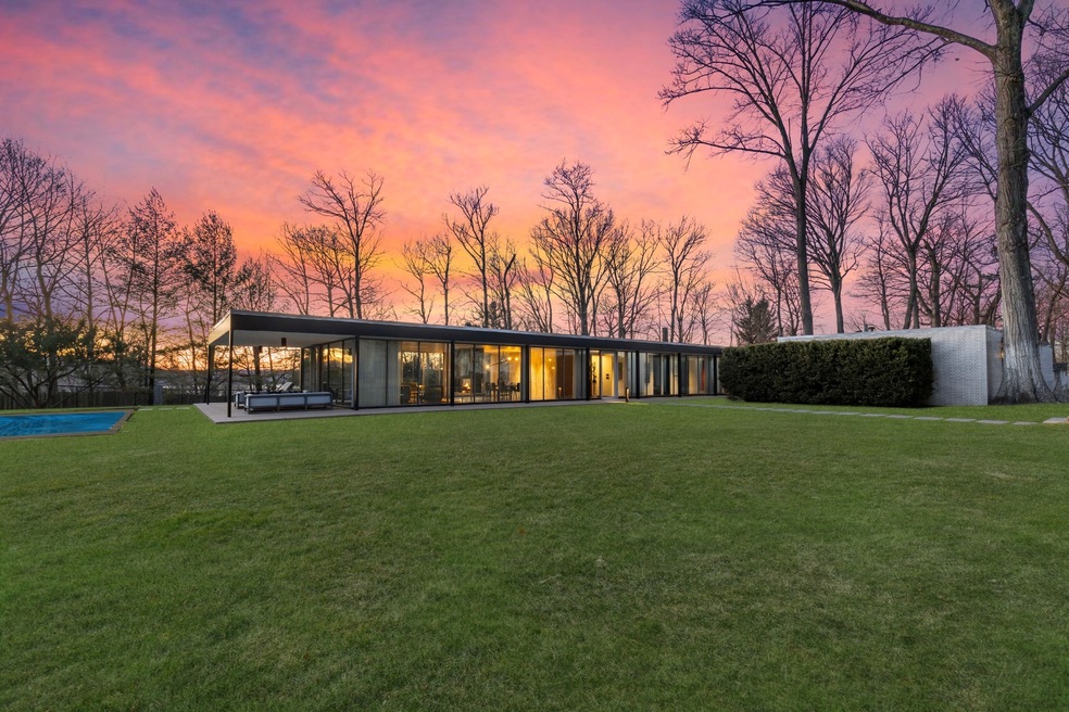 A palette of glass and steel dominates this 1957 residence in New York. (Joe Kravetz for Laurel &amp; Grand)