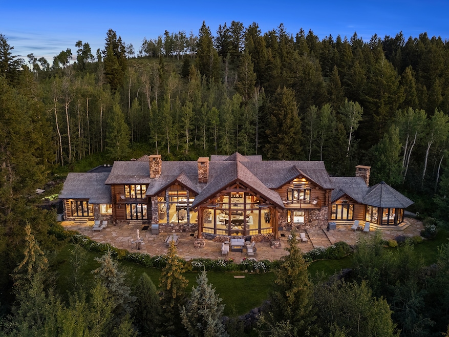 Structural steel in this Jackson, Wyoming, home helps support expansive windows. (Teton House Media)