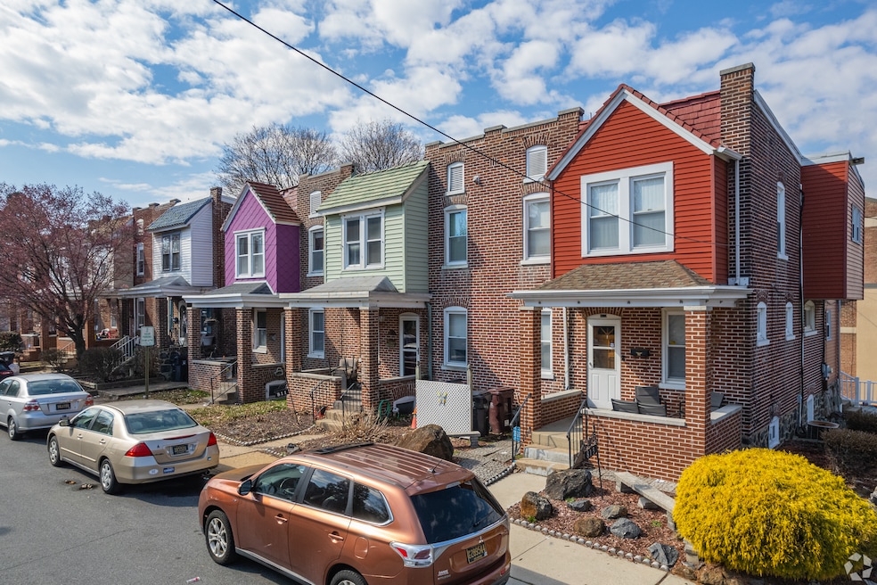 Rowhouses in Wilmington's Hilltop neighborhood. The city's land bank has been active in fixing up dilapidated homes in the area. (Bill Marrs)