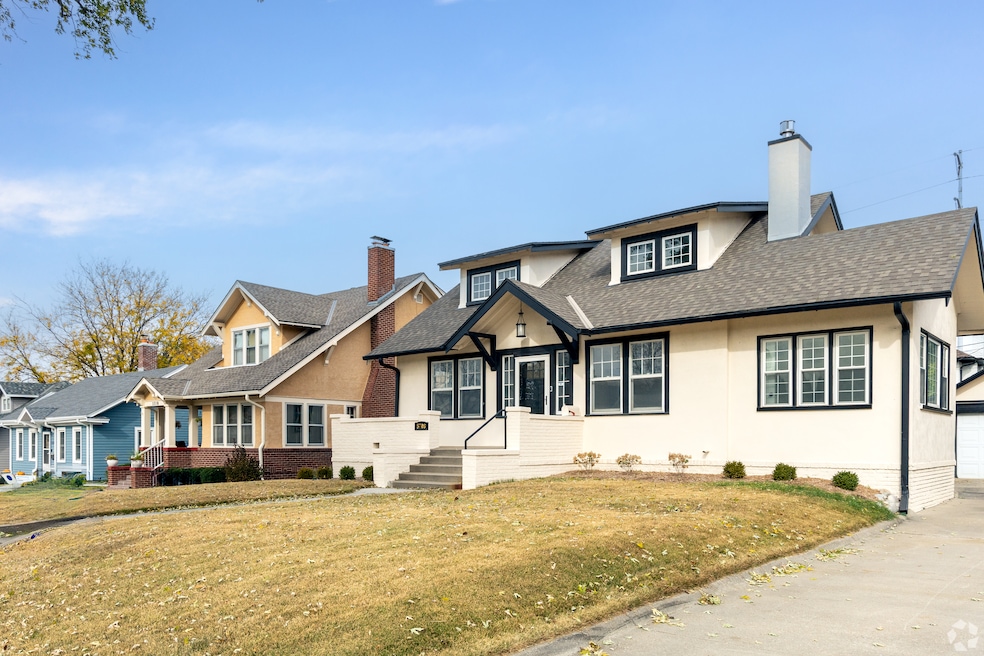 Homes in the Aksarben-Elmwood Park neighborhood of Omaha, Nebraska. (Kevin Franz/Homes.com)