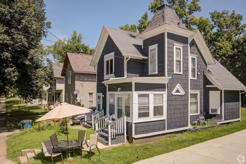 Houses in the Flat Iron neighborhood in Jackson, Michigan. (CoStar)