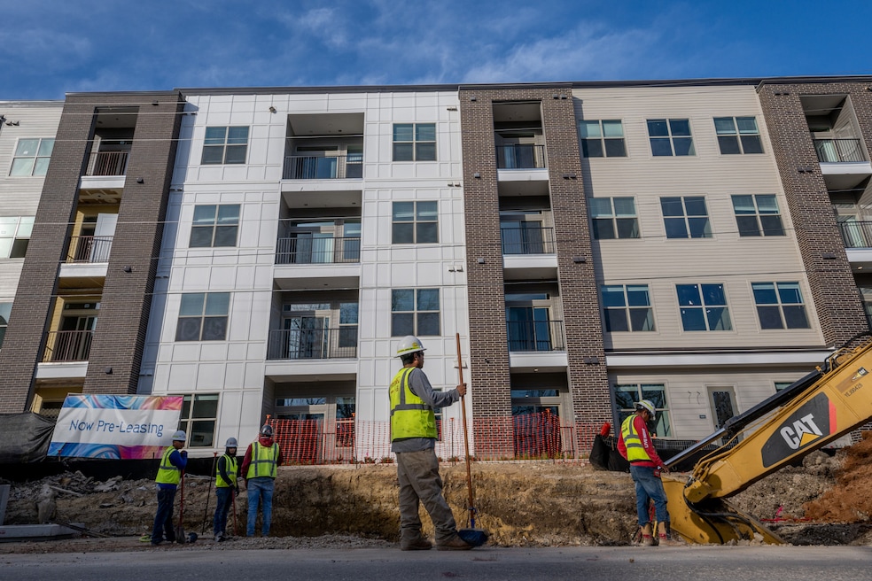 Construction workers progress on an apartment rental building in Austin, Texas. (Getty Images)