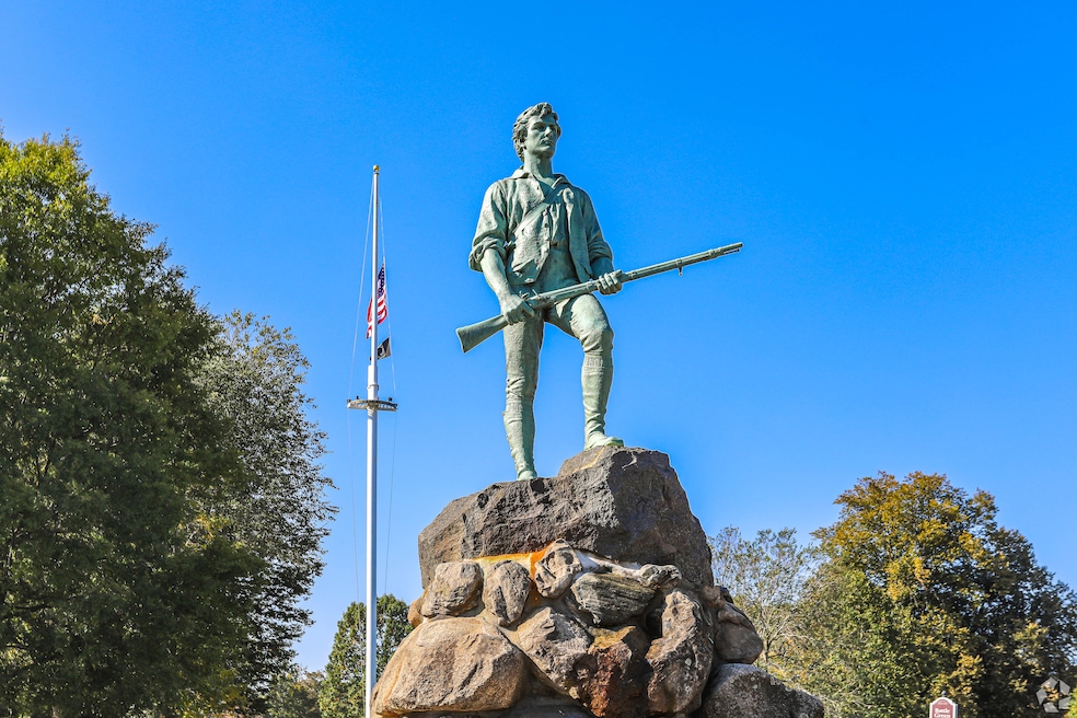 A monument honoring Revolutionary War soldiers at Battle Green in downtown Lexington. (Anhella Sanchez/CoStar)
