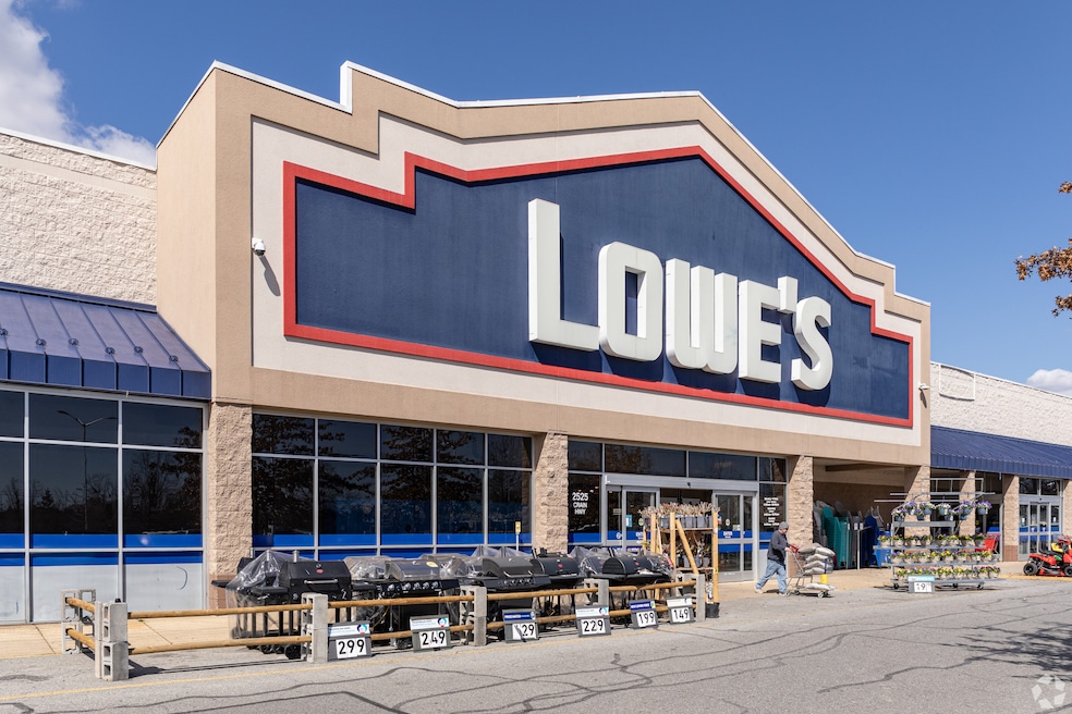 Hardware retailer Lowe's, which has this location in Waldorf, Maryland, expects sales growth this year. (Jesse Snyder/CoStar)