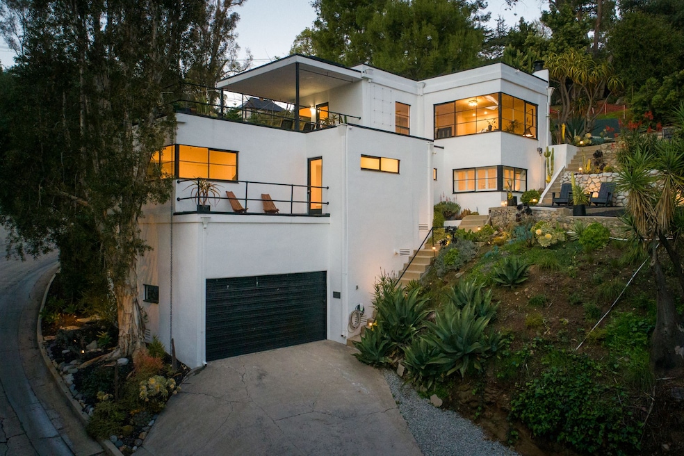 This 1938-era residence in Pasadena sits on a corner lot. (Cameron Carothers)