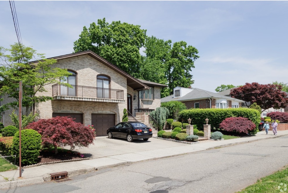 A neighborhood view of Fort Lee, New Jersey — where former mortgage lender Andy Hong has launched the rebranded ReMax Simply. (CoStar)