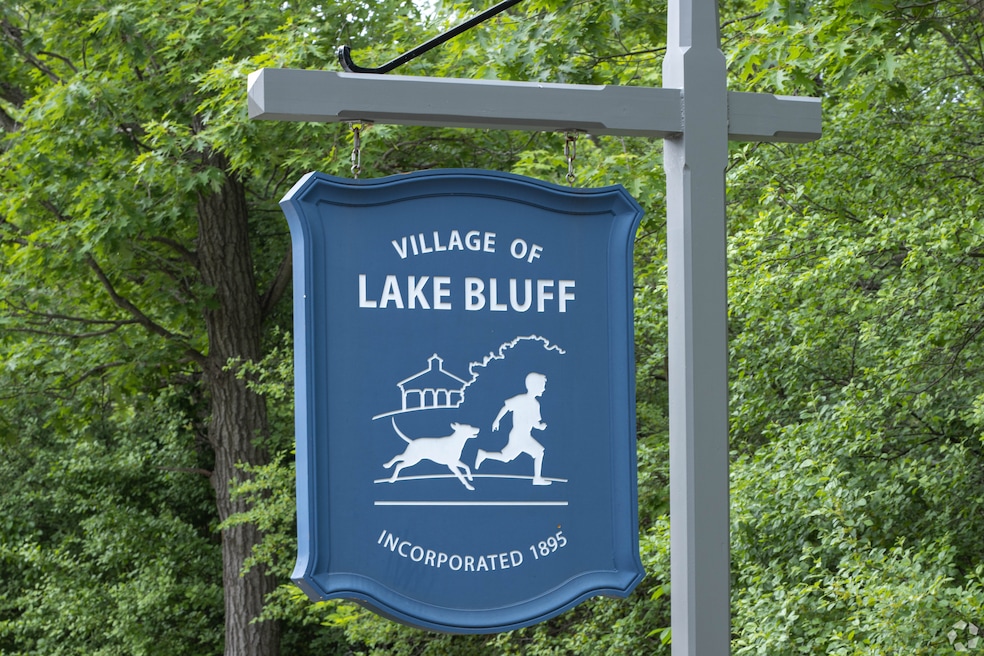 The sale marks the priciest this year in Lake Bluff, Illinois. (Zach Lipp/CoStar)