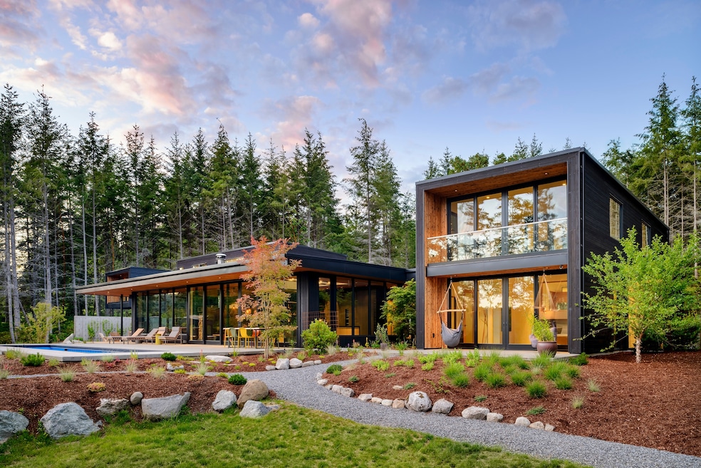 Syndicate Smith designed "Deer Harbor House" in Orcas Island, Washington, for a colleague-turned-friend. (Will Austin)