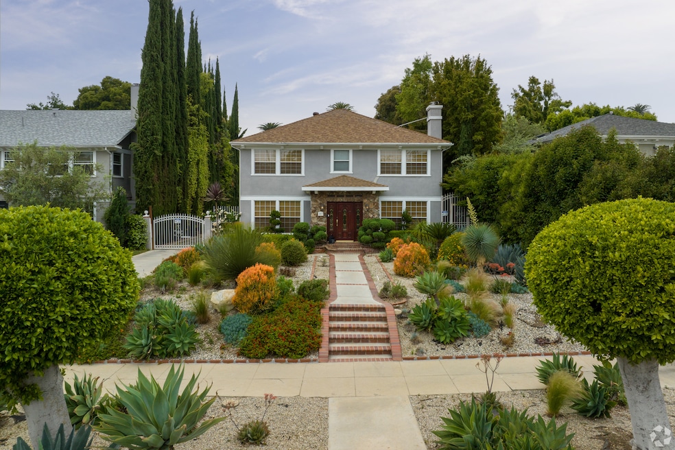 More borrowers are applying for mortgages as rates fall, according to data released Wednesday. (Christopher Montagne-Waggoner/CoStar)