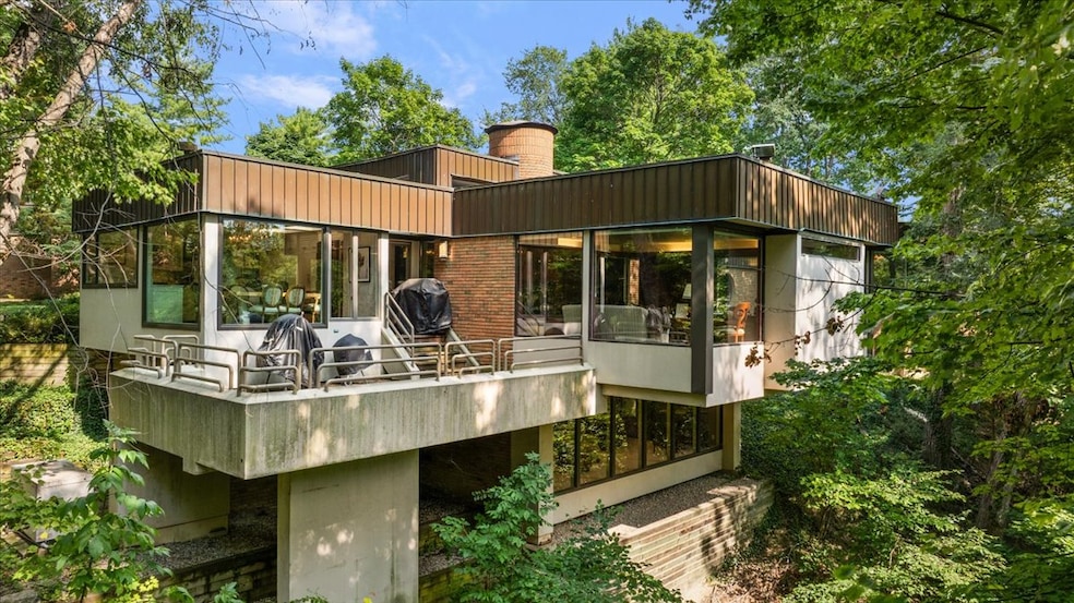 The rear of the home opens up to nature, while the front is discreet. (@properties Christie's International Real Estate)