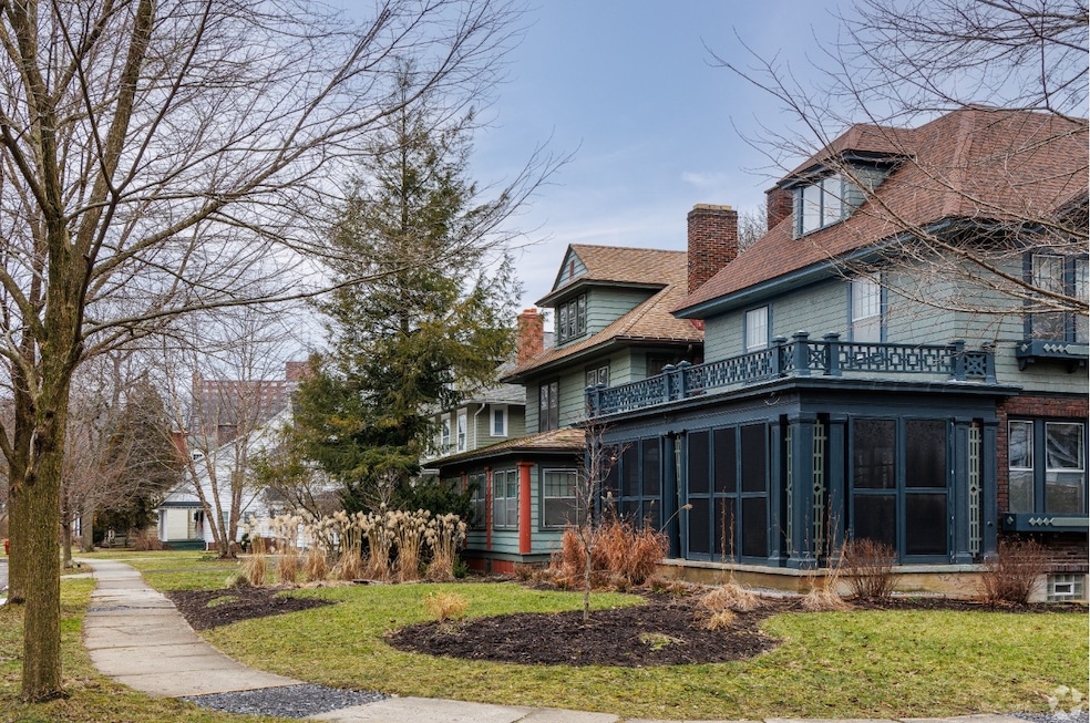 A row of single-family homes in a residential neighborhood of Syracuse, New York, where home prices rose in August. (CoStar)